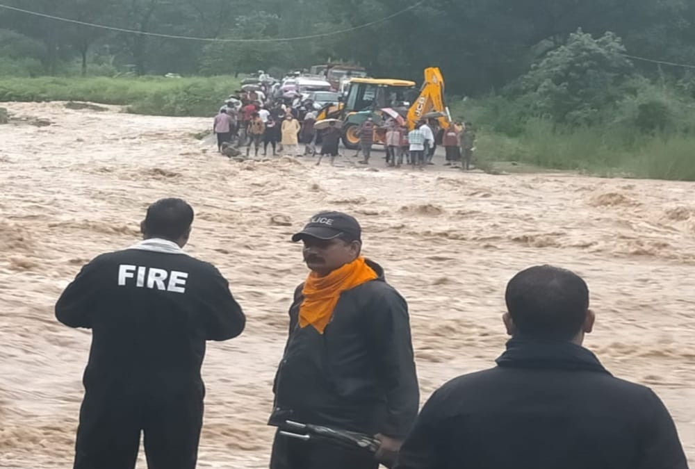 Uttarakhand Weather Update Today: Army Soldiers Run To save from Landslide on kailash mansarovar road