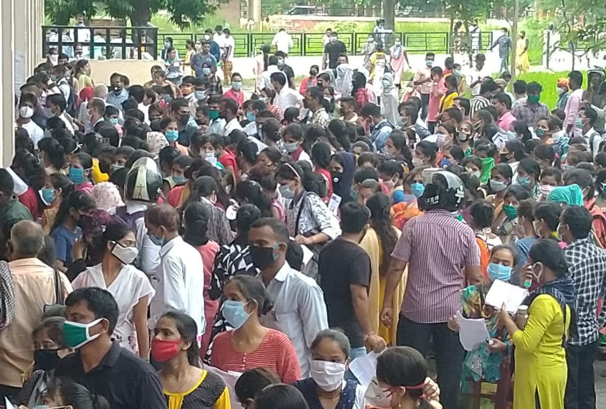 Social distancing breack in B.Ed entrance exam at gorakhpur