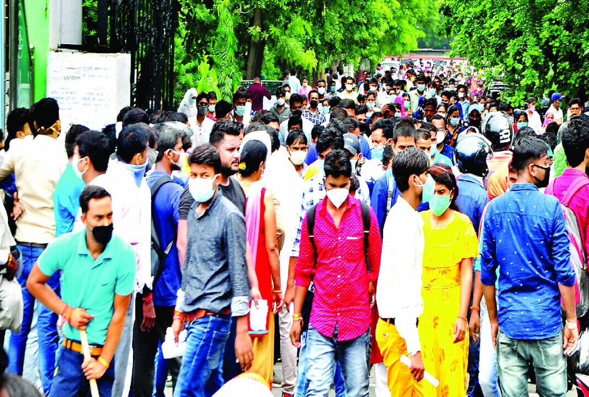 bed entrance exam candidates did not follow social distance in agra