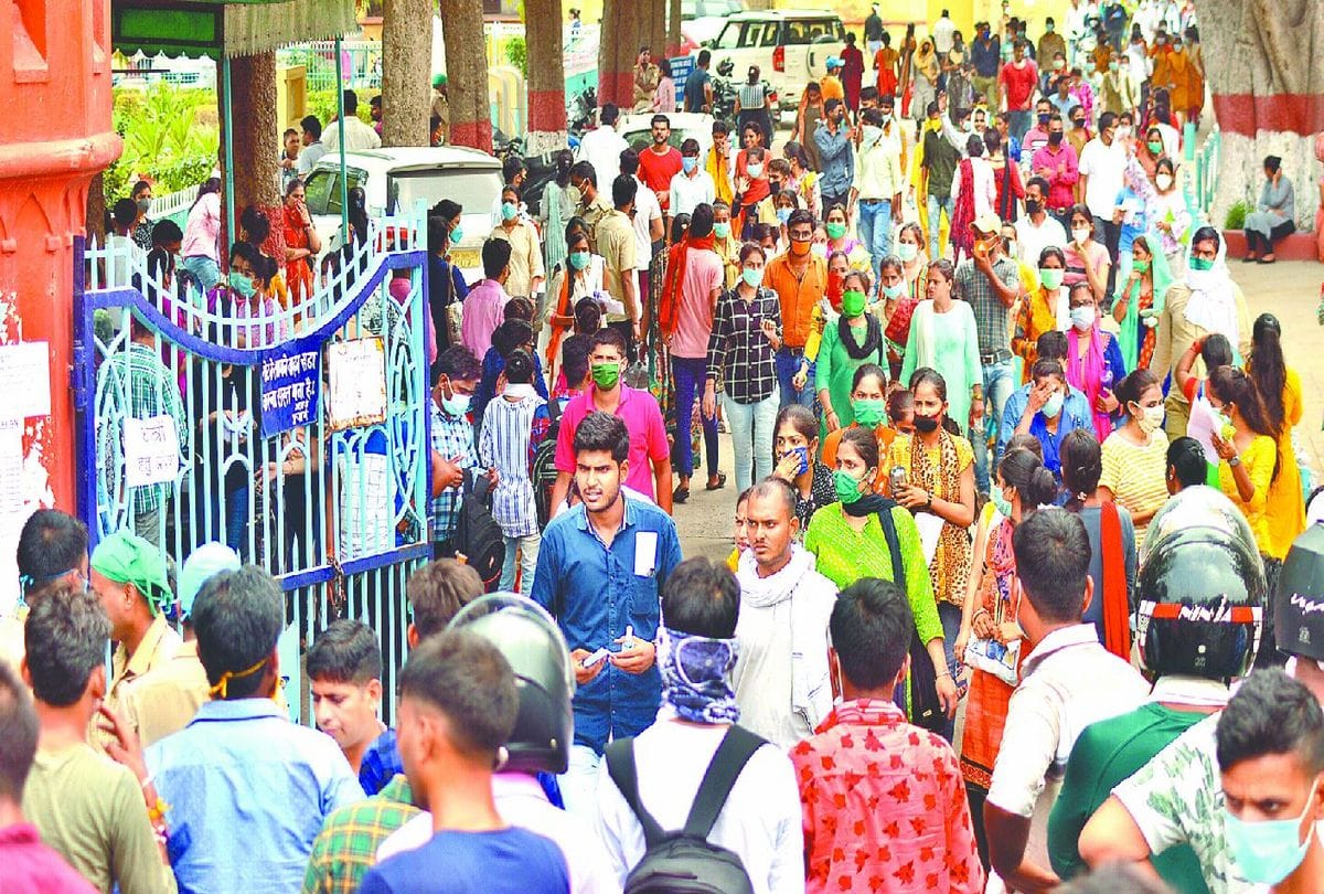 bed entrance exam candidates did not follow social distance in agra