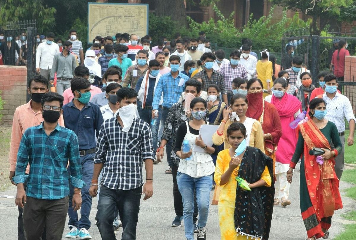 bed entrance exam candidates did not follow social distance in agra