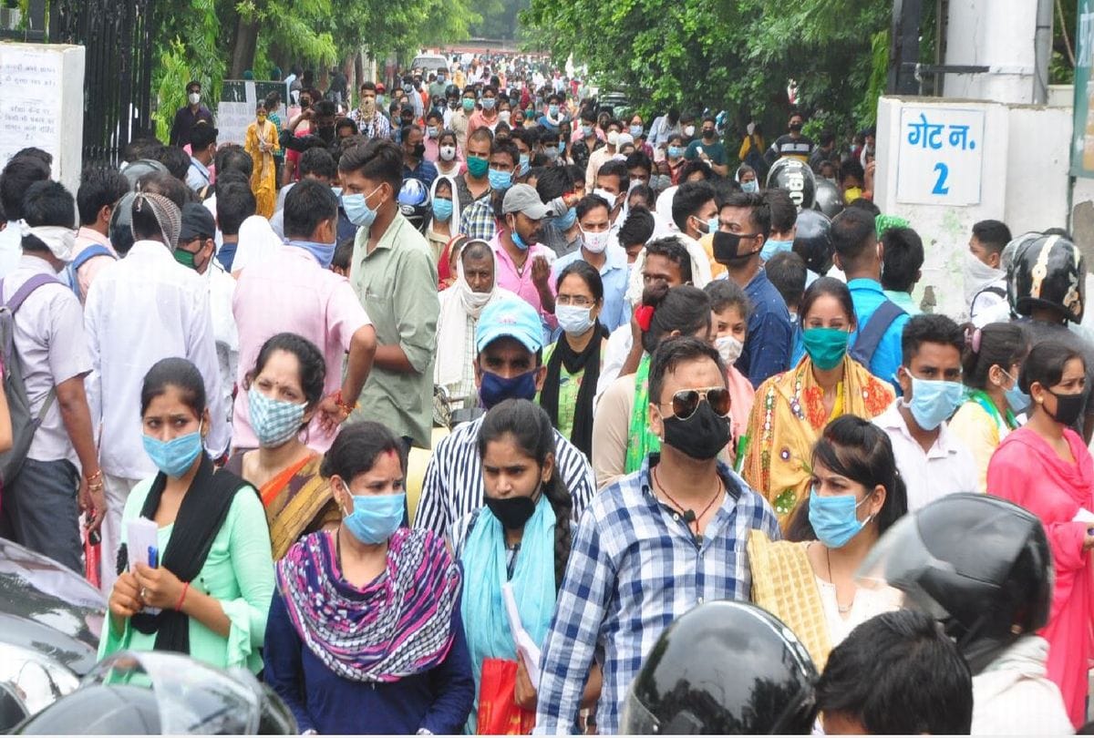 bed entrance exam candidates did not follow social distance in agra