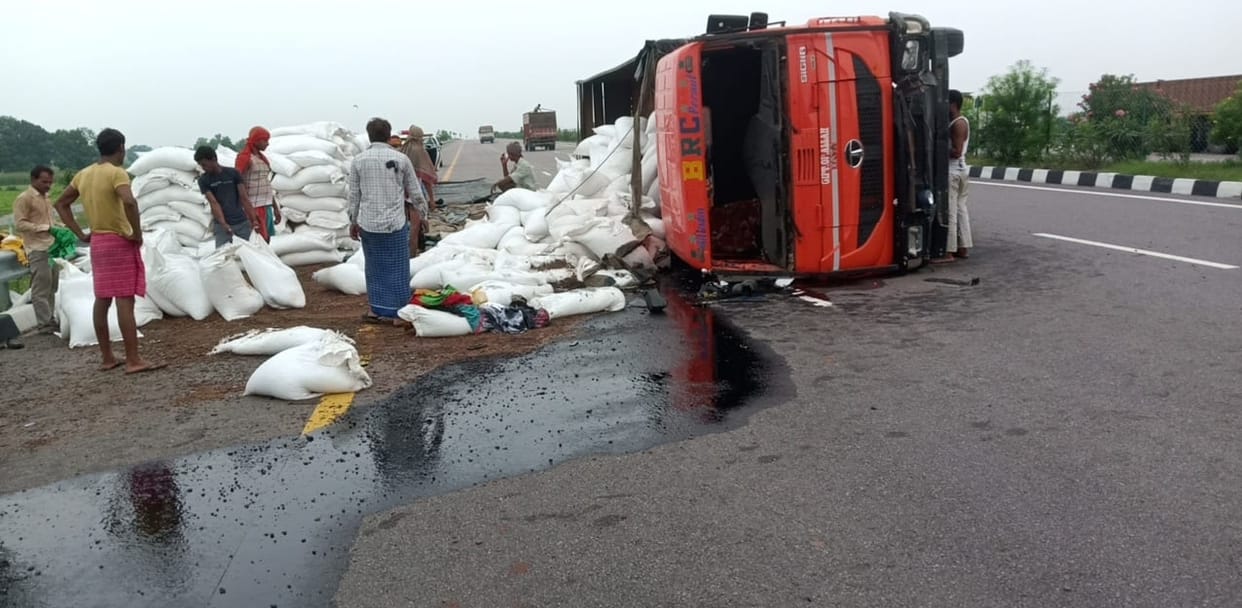 truck palta, chalak, helper ghayal