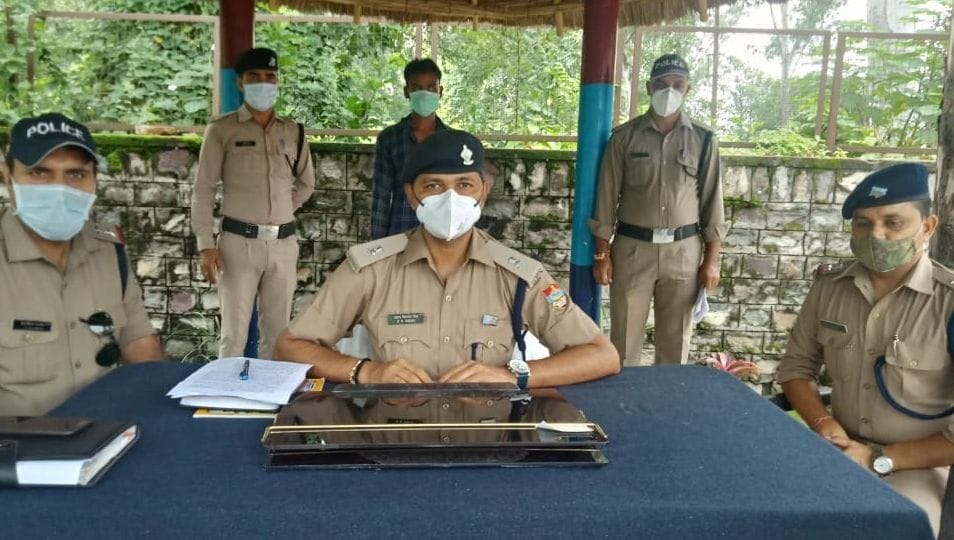 The lover murdered the woman by pushing her into Gangnahar on the pressure of marriage