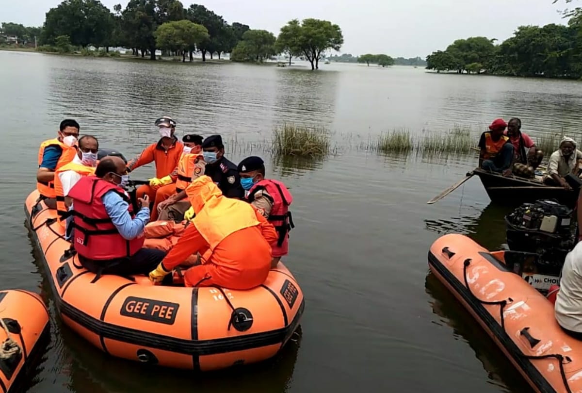 Gorakhpur Flood News: DM of Deoria inspected flood village