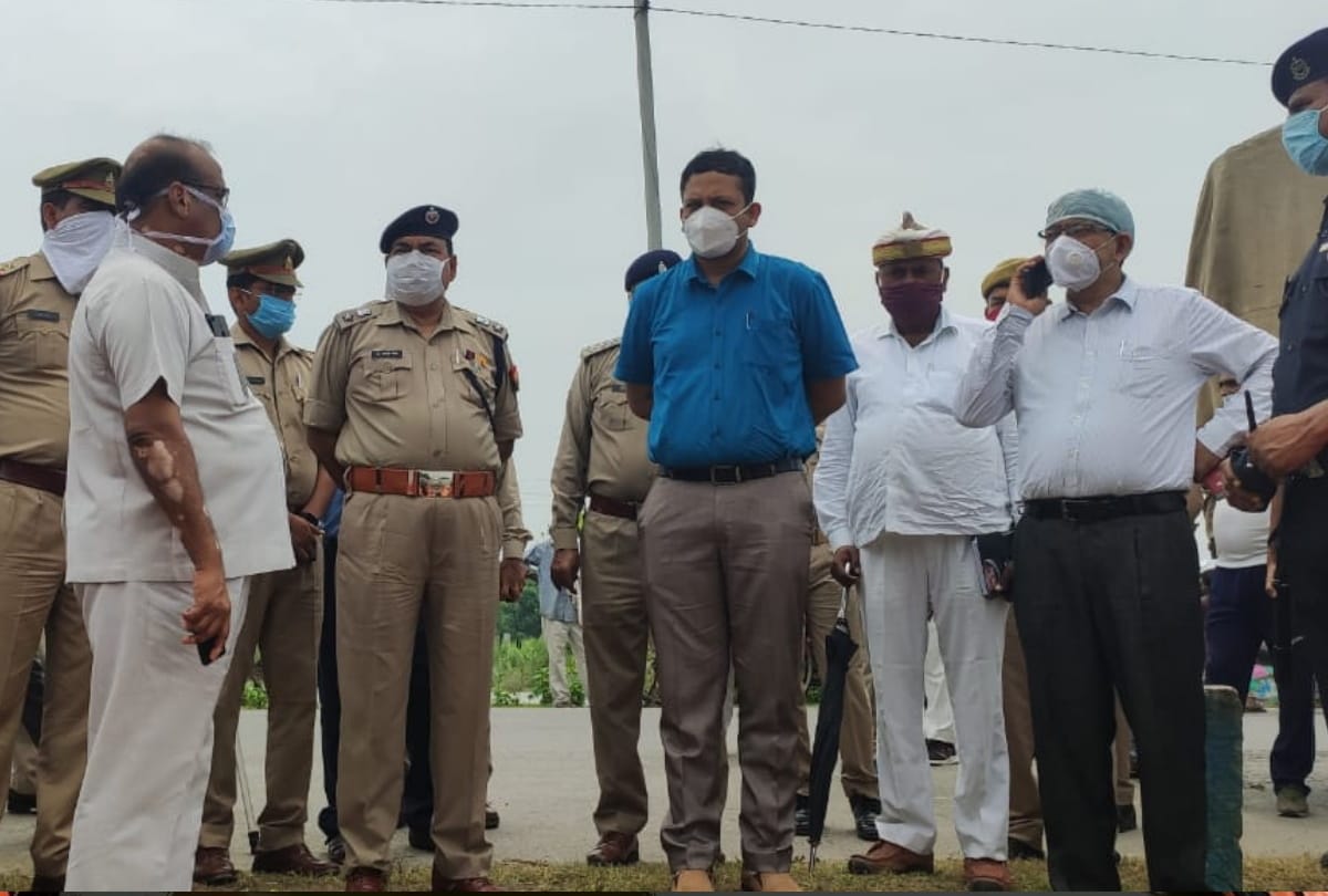 Gorakhpur Flood News: DM of Deoria inspected flood village