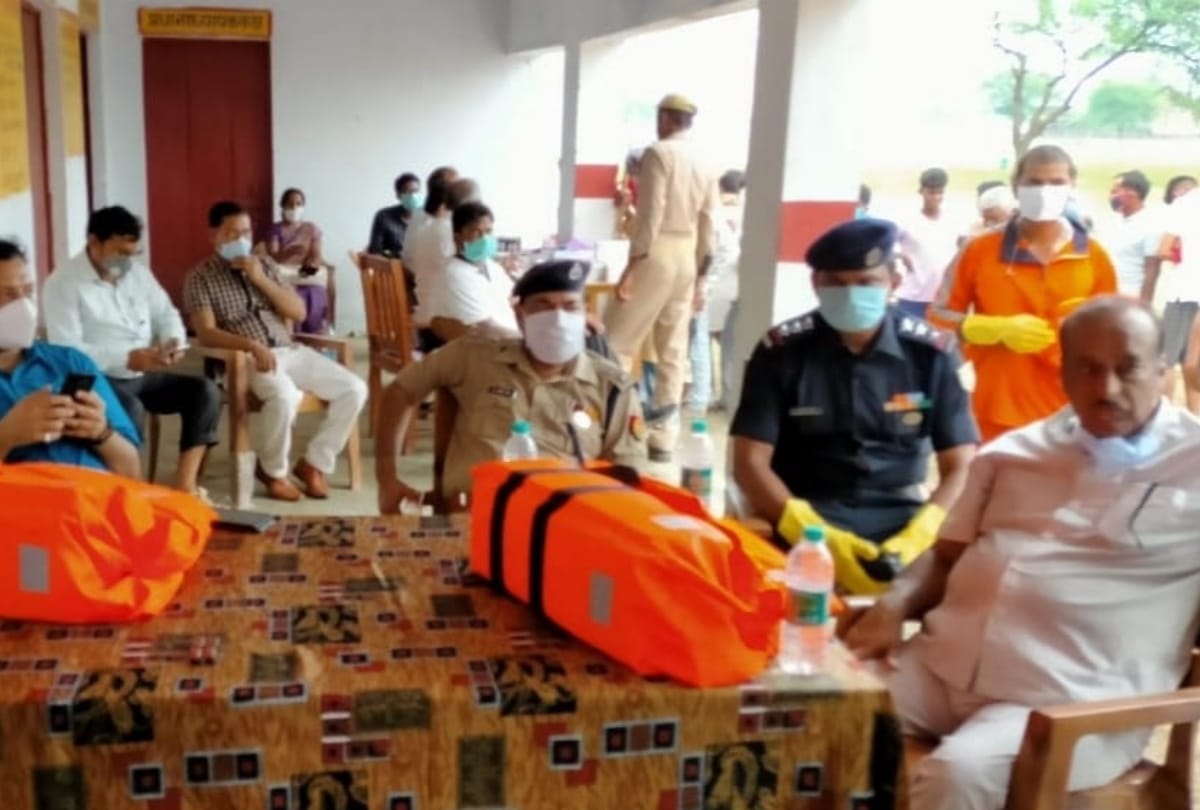 Gorakhpur Flood News: DM of Deoria inspected flood village