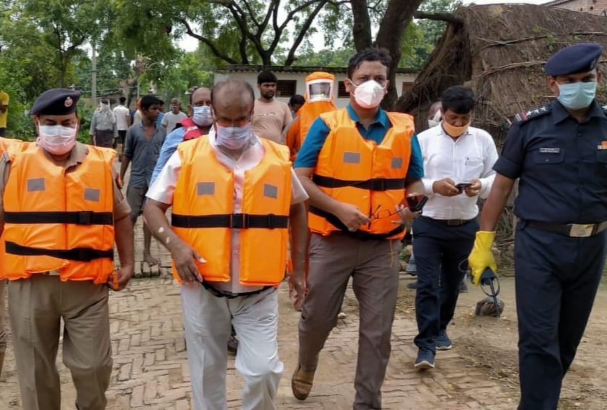 Gorakhpur Flood News: DM of Deoria inspected flood village