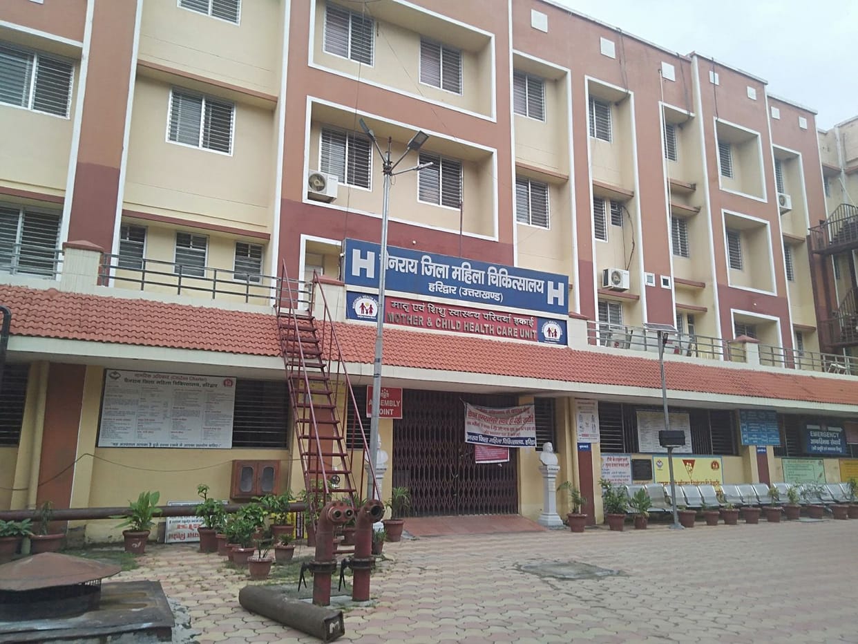 Pregnant women returned from women's hospital gate