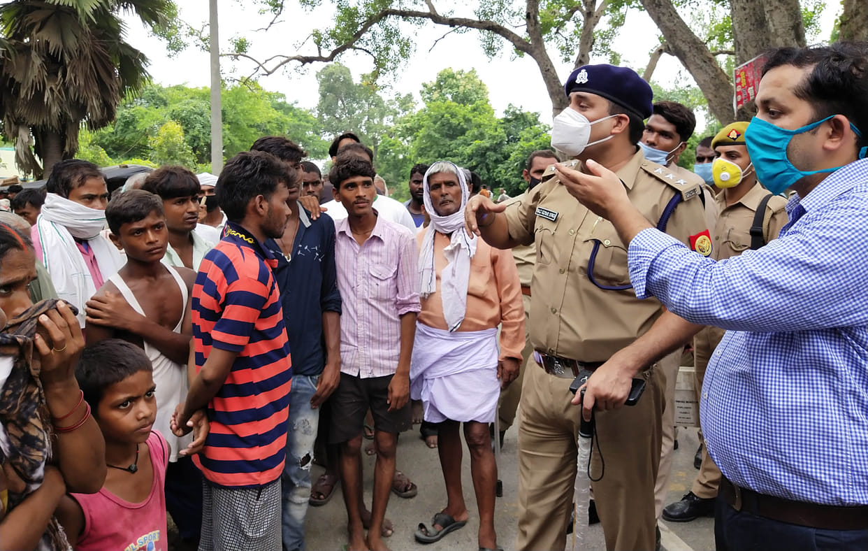 People from two villages face to face to open regulator