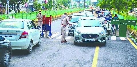 People are upset with the police in Rajendra Nagar, Gate opens on VIP tours in Indranagar