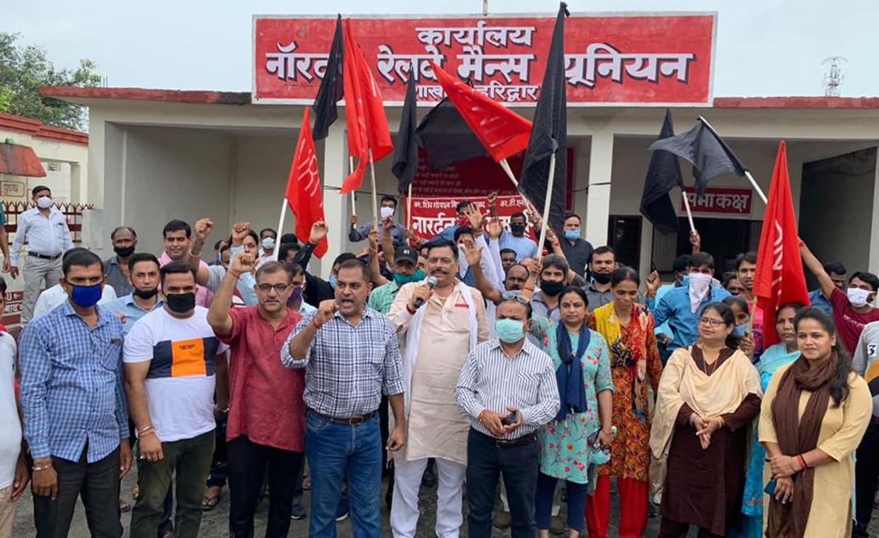 Prime Minister's effigy burnt against retrenchment of workers, decreasing employment