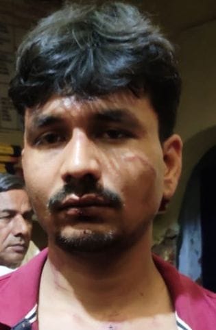 The young man was beaten by the butts of the platform, held hostage