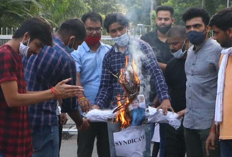 Uproar at PU again fees, ABVP blows effigy VC and Syndicate students barricade try enter VC residence