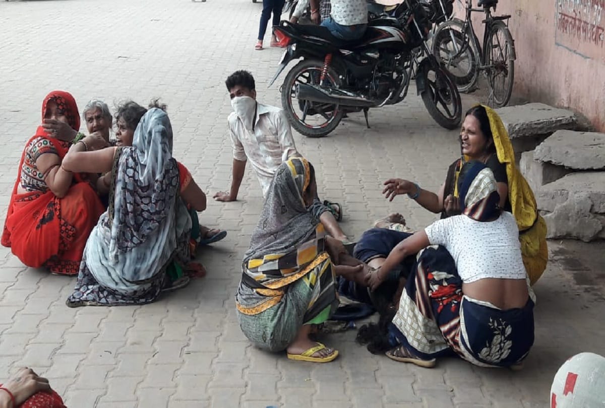 Road accident in Hathras Woman dies husband injured