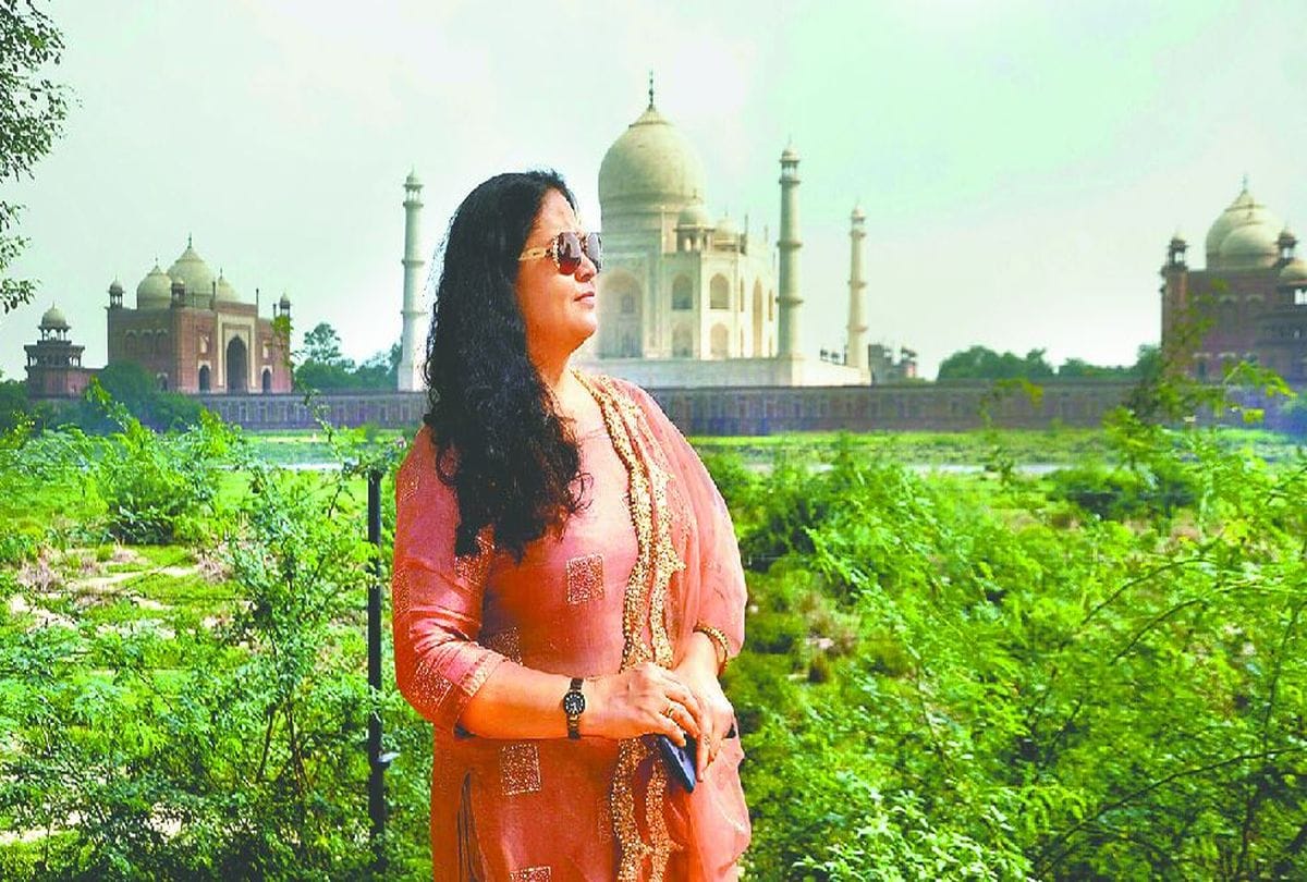Tourist came At Agra Monuments Sikandra Fatehpur sikri And Mahtab Bagh