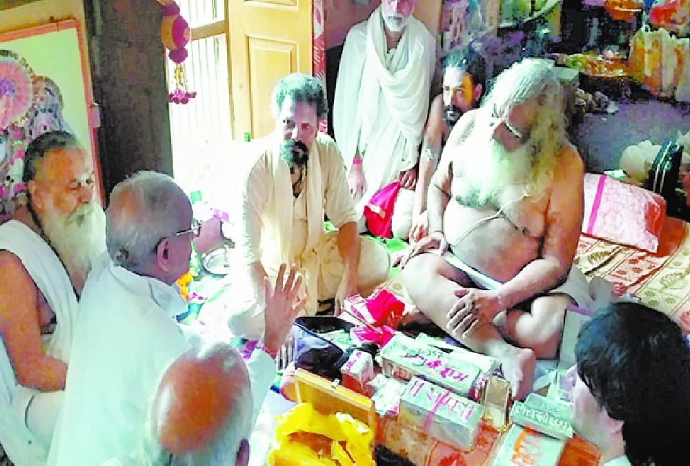 Nritya gopal das gives gold and silver to Ram temple trust.