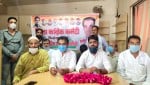 वार्ता के दौरान जानकारी देते प्रदेश महासचिव के साथ जिला अध्यक्ष एवं अन्य कांग्रेसीजन।