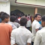 जलालपुर के हौज गांव में युवक की आत्महत्या के बाद घर के बाहर लगी भीड़