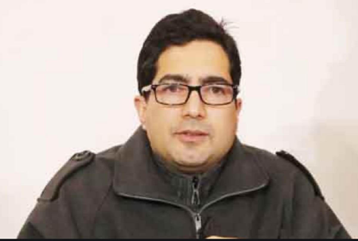 Former bureaucrat Faisal removed the designation of the chairman from Twitter