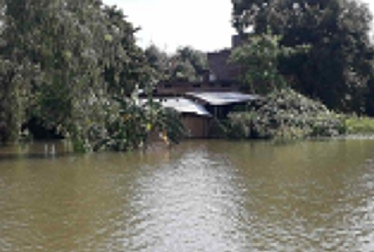 Sahaspura village of Azamgarh is surrounded by flood water for a week