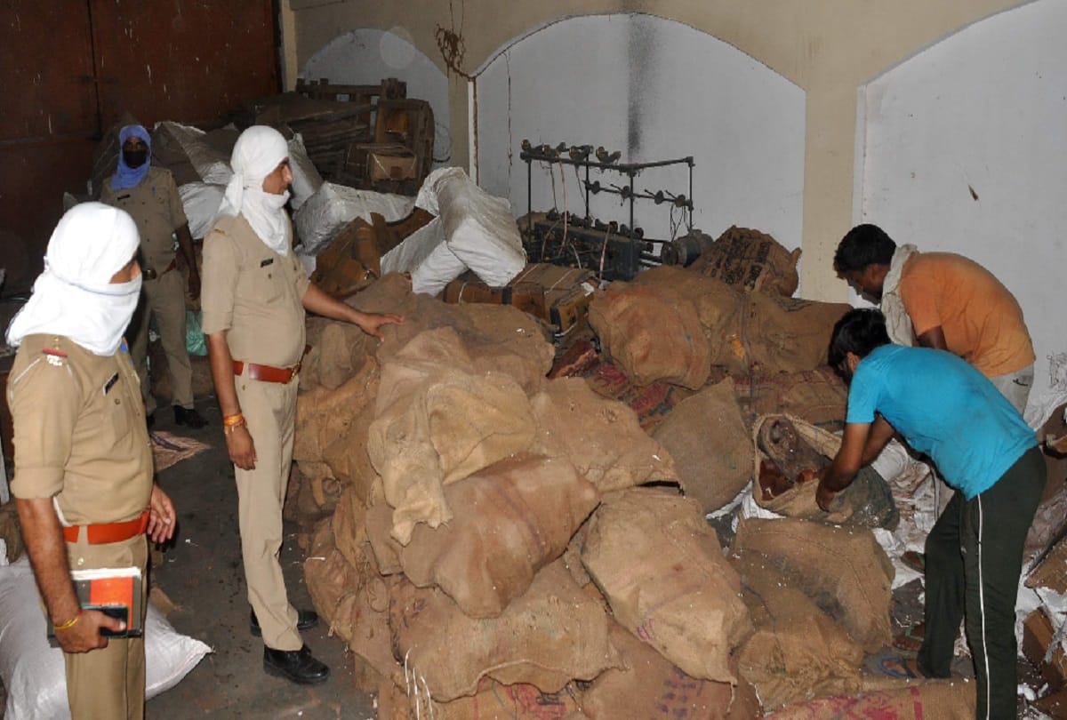 50 crore sandalwood caught in Amroha, five arrested