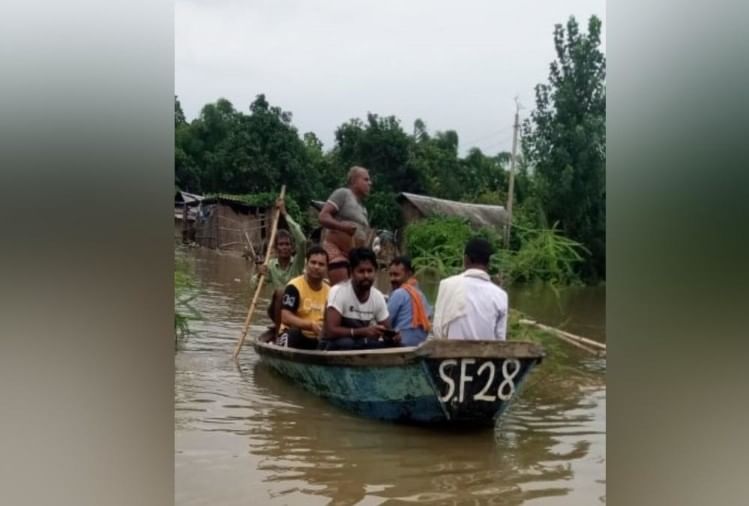 उत्तराखंडसितारगंज में आई बाढ़, उफनाई बैगुल नदी का पानी 250 घरों में