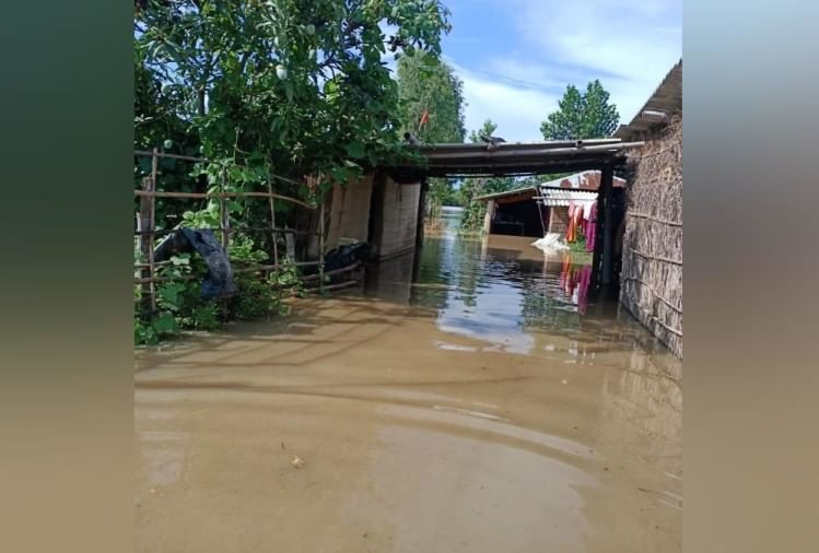 उत्तराखंडसितारगंज में आई बाढ़, उफनाई बैगुल नदी का पानी 250 घरों में