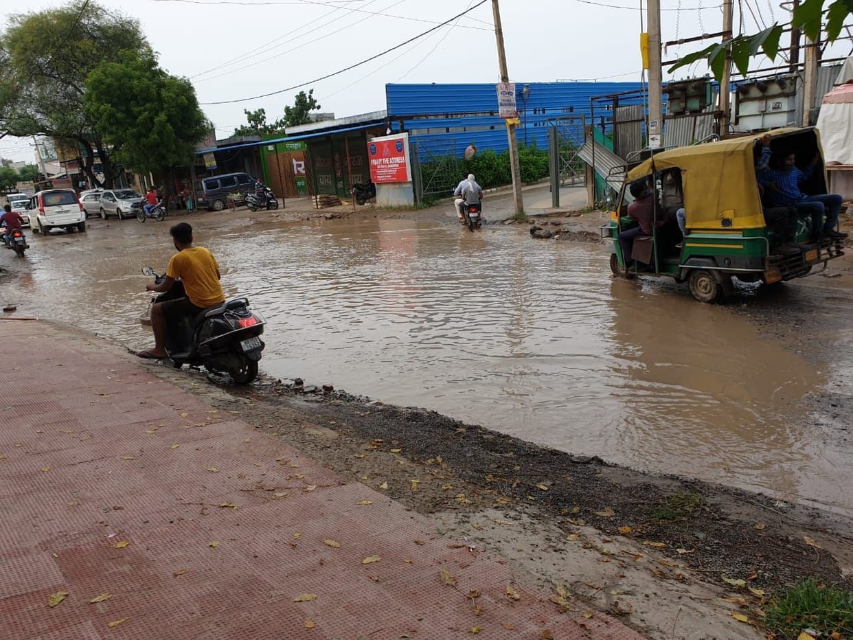 there is swimming pool in sector 93