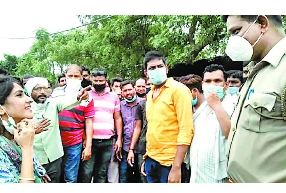 MLA Aditi Singh supports shopkeepers in Raebareli for their problems.