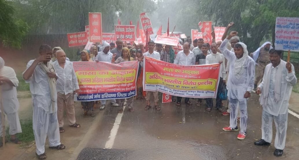 Employees on the road demanding privatization, inflation, social security and other demands