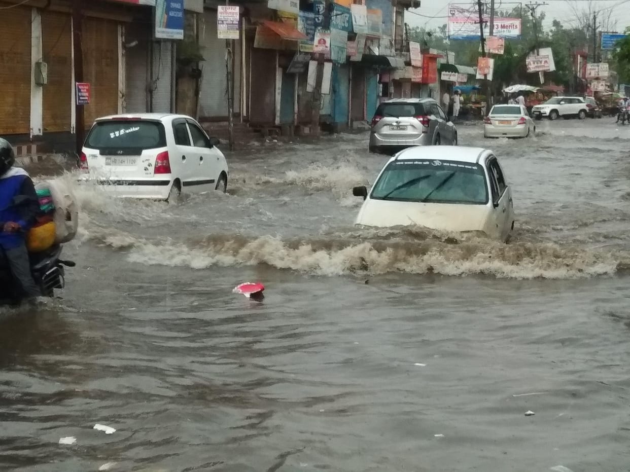 Heavy rain in jhajjar bhahadurgarh.