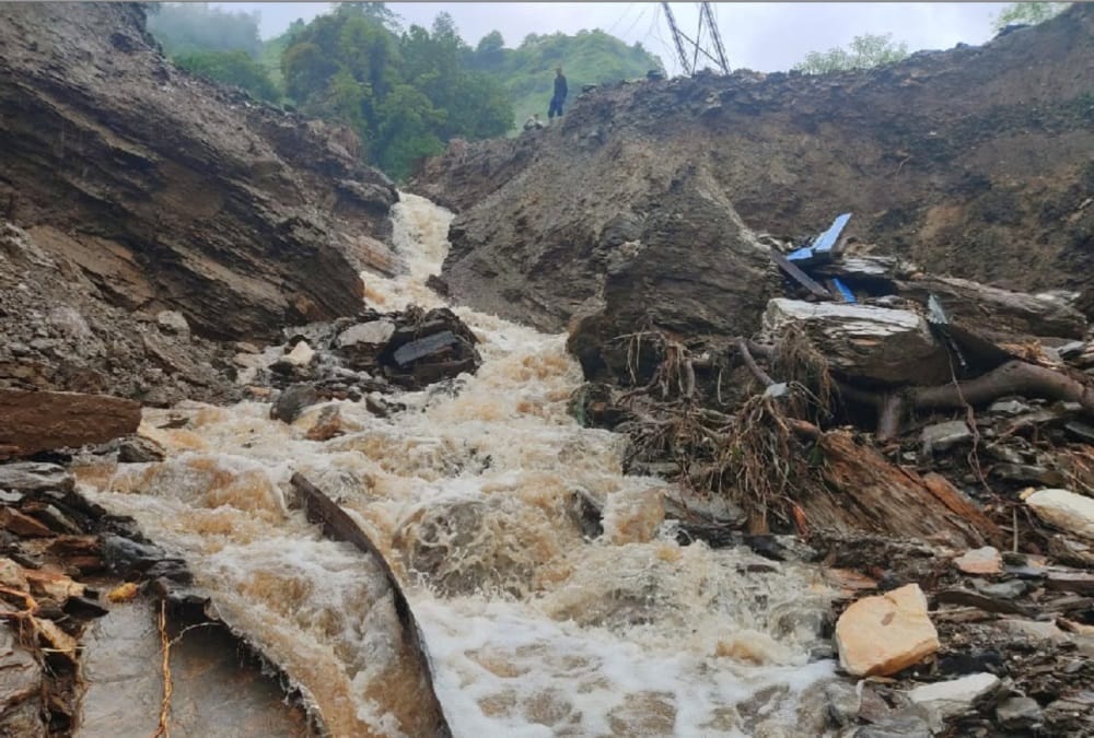 Uttarakhand Weather: Hotel Collapse in Munsiyari due to Rain, 12 houses demolished, many bridges washed away