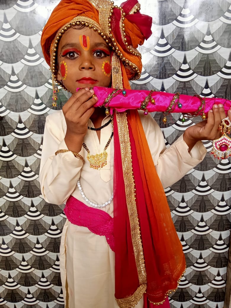 Children dressed as Radha Krishna and Sudama
