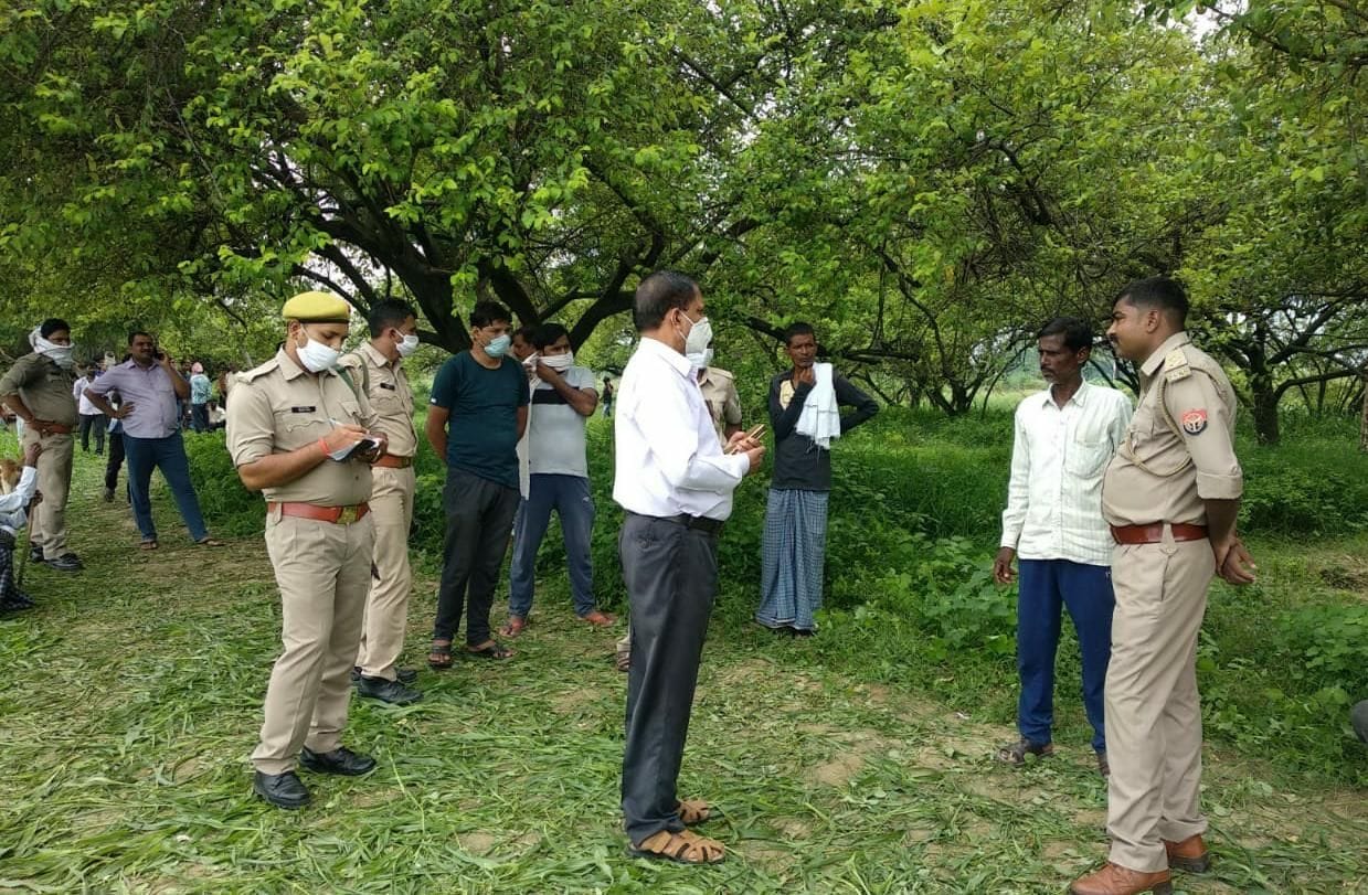 Dead body of woman found hanging from tree under suspicious condition in Saraikil