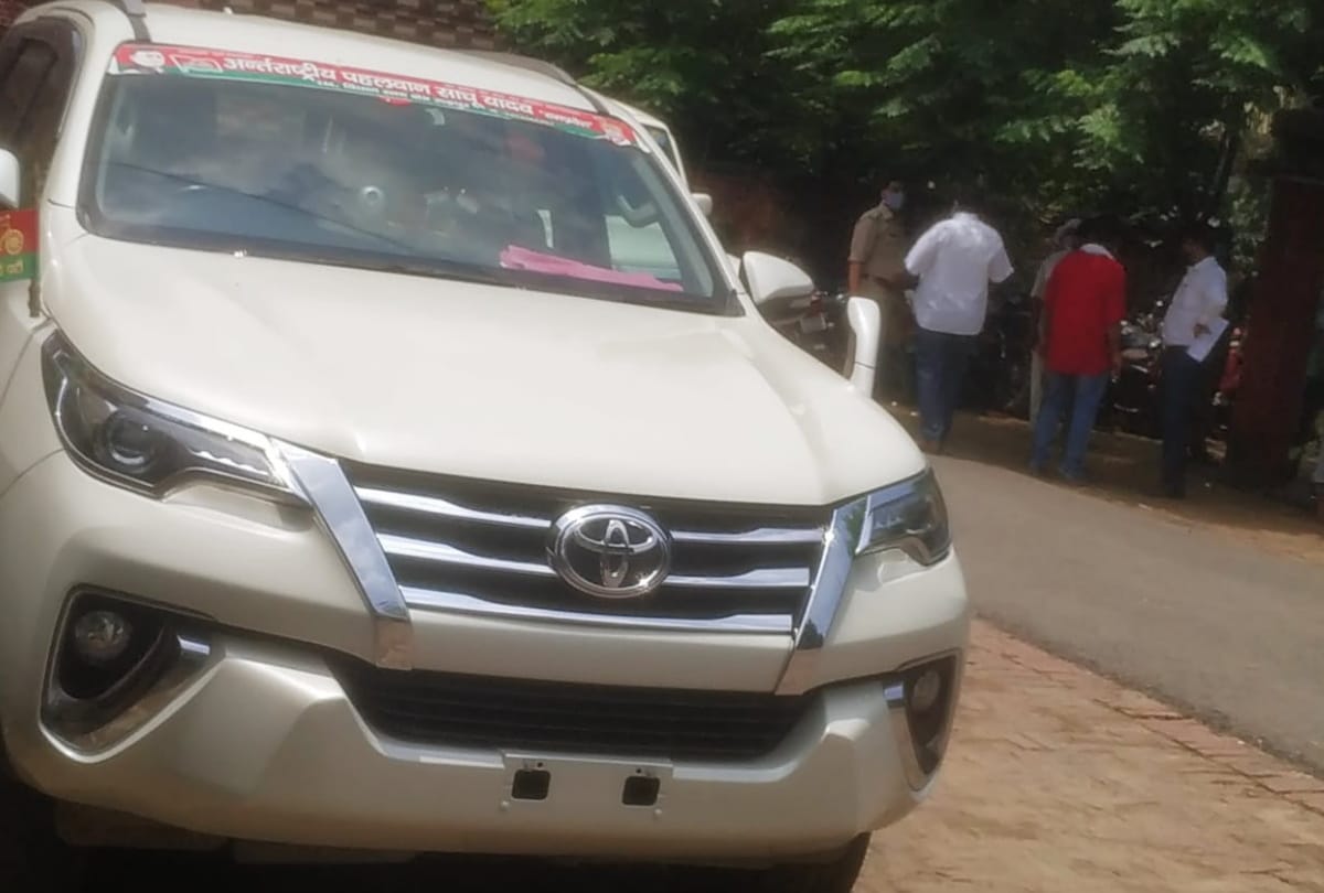 SP leader luxury car caught on suspicion of theft at Deoria