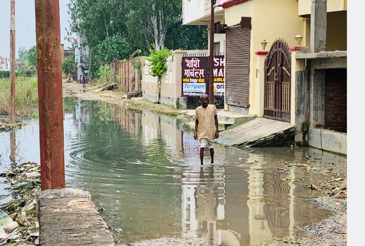 Gorakhpur heavy rain water logging in colony People blamed administration
