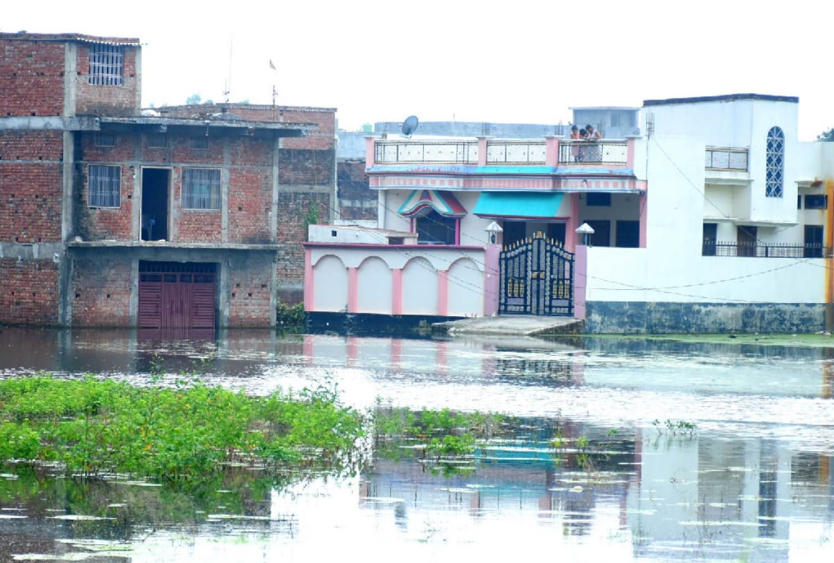 Gorakhpur heavy rain water logging in colony People blamed administration