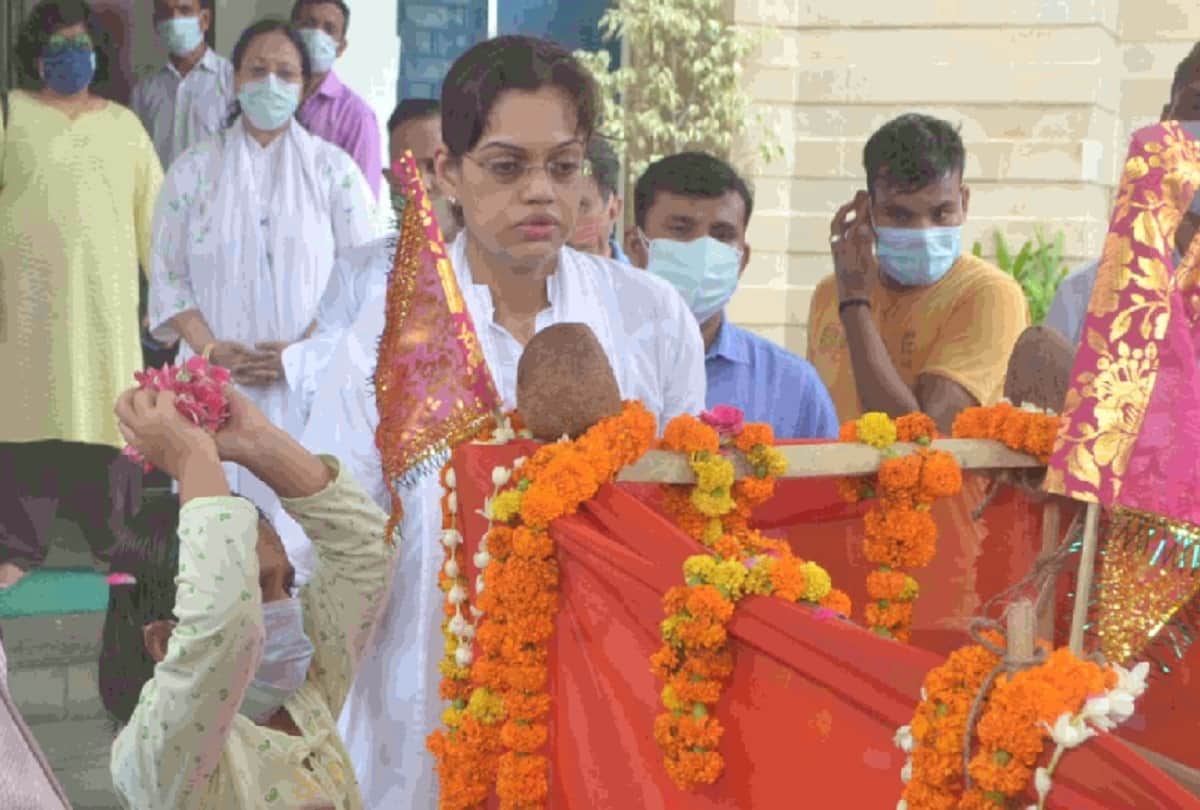 Hapurs DM Aditi Singh father died in delhi