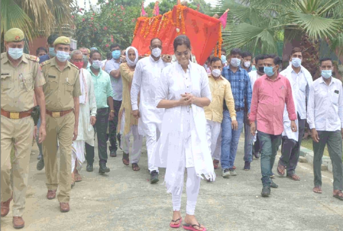 Hapurs DM Aditi Singh father died in delhi