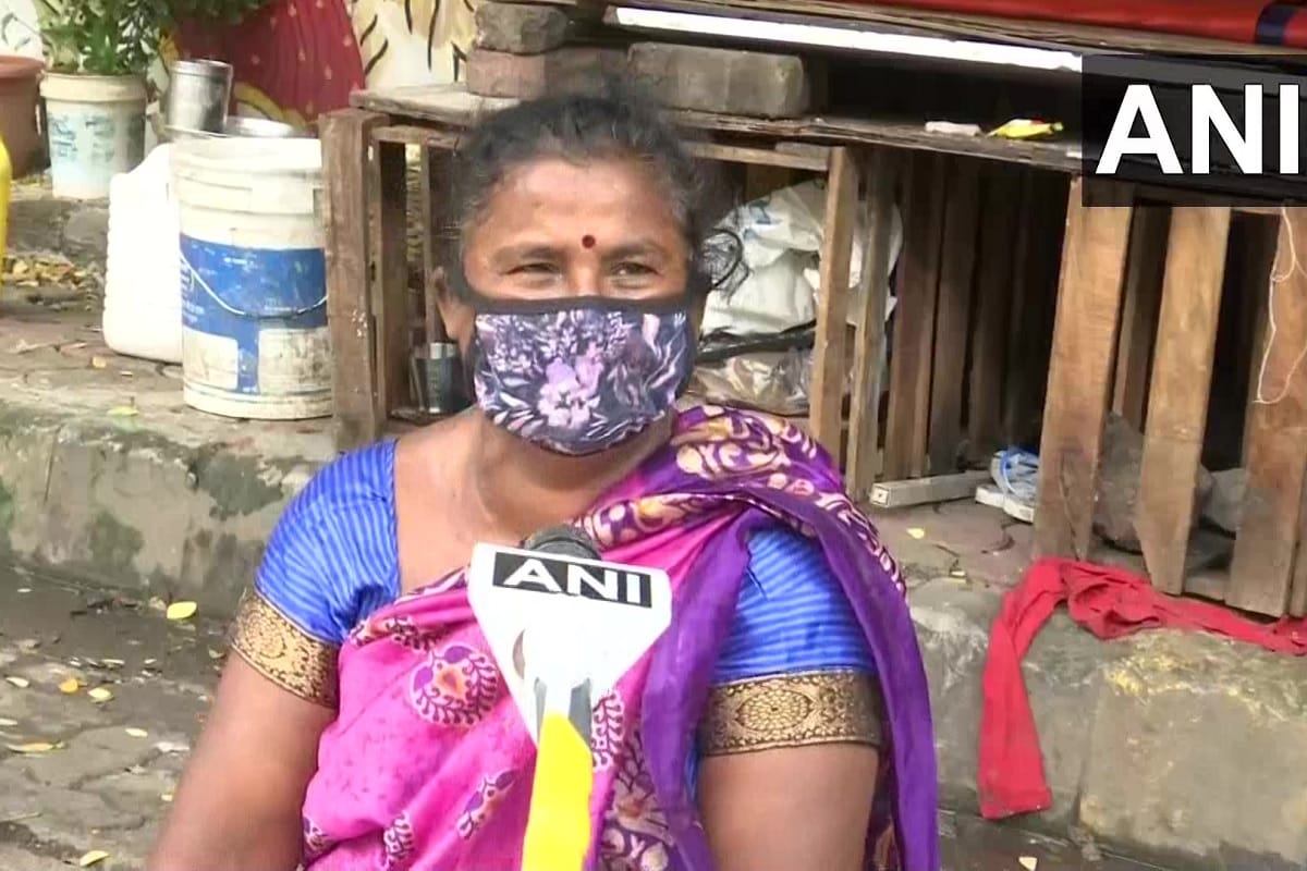 Viral Video Of Mumbai Woman who stood In Heavy Rain warning people for open manhole