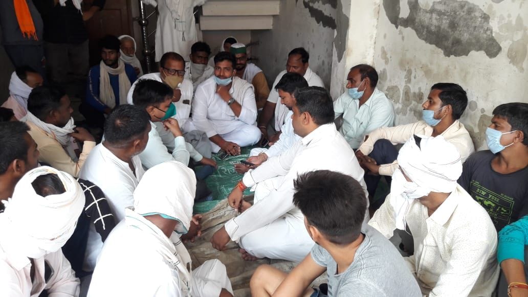 Uproar by farmers, siege of SDO in Khatauli