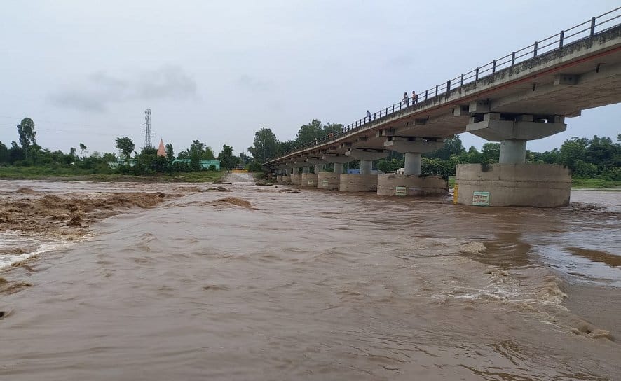 Traffic stopped due to water on the Kotwali river