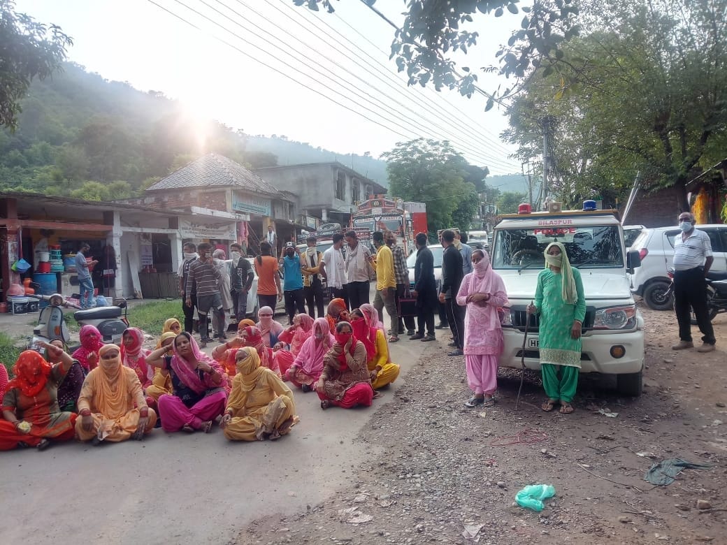 Villagers spend half an hour on cross case, fighting in two groups
