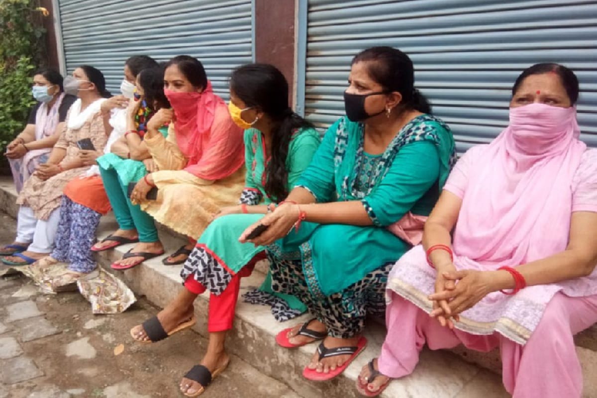 Meerut: Open liquor shop in Jagriti Vihar, women reached to do bhajan kirtan