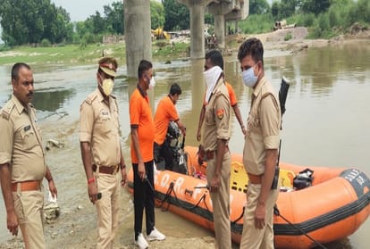 Cousin immersed in Say river while bathing in Pratapgarh