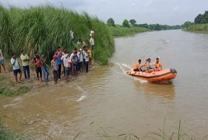 Cousin immersed in Say river while bathing in Pratapgarh