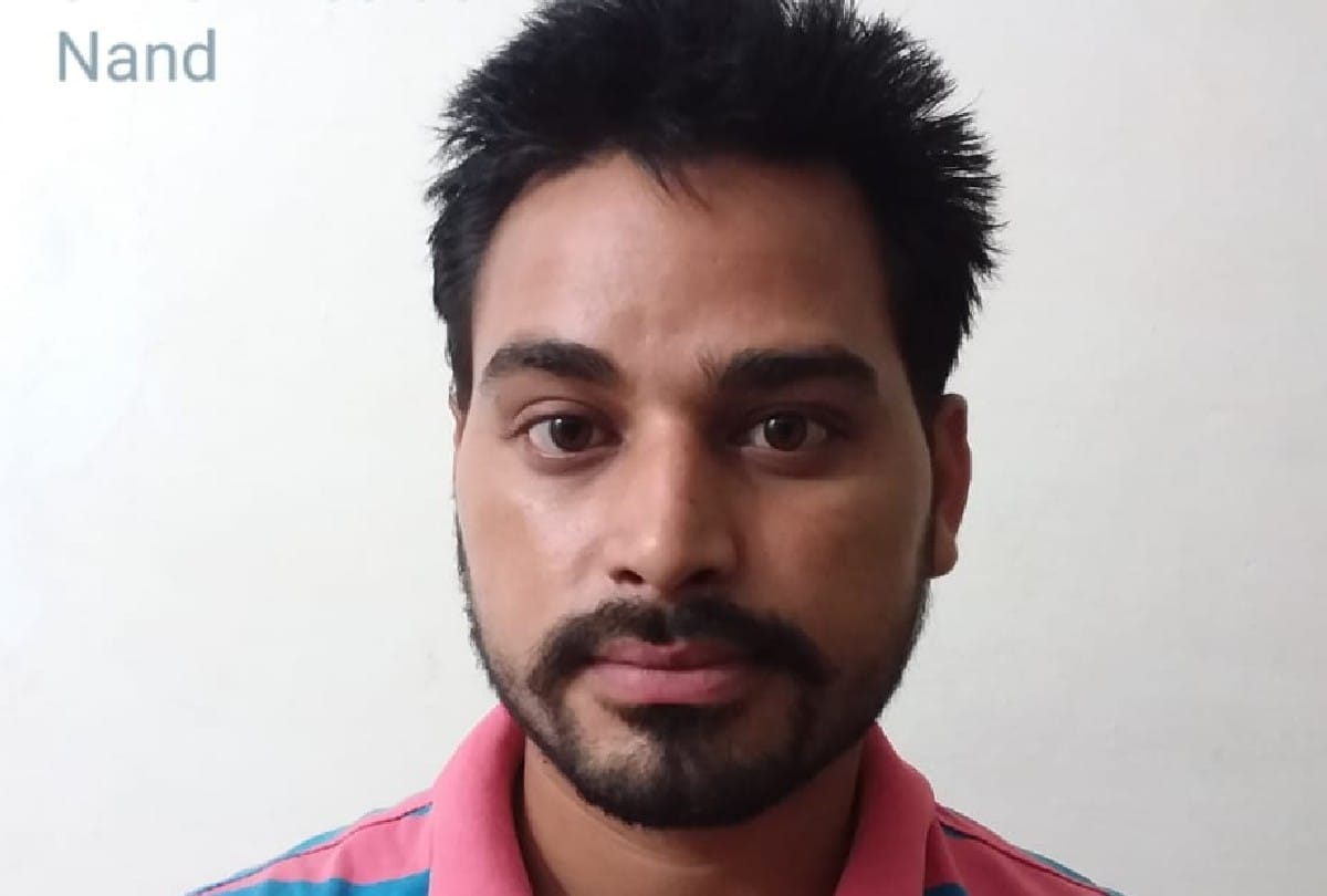 accused escaped due to his sister blocked the way for the police in agra