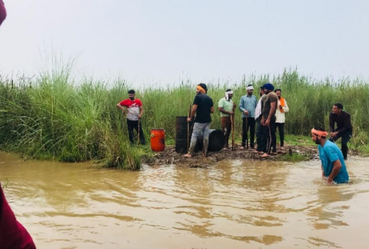 Smugglers hide liquor in Sutlej river in Punjab
