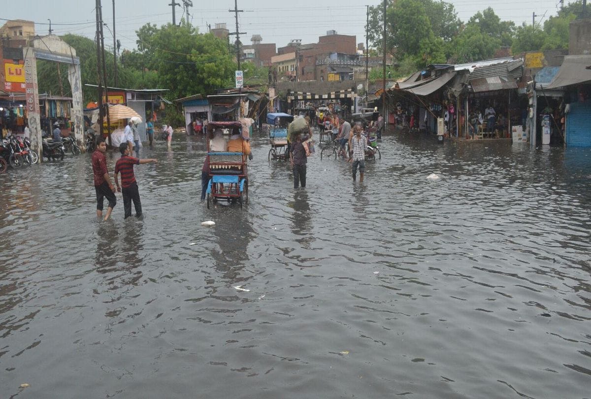 waterlogging on the roads after heavy rain in agra